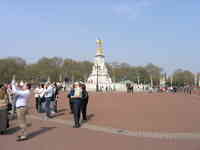 London, April 13-15th 2007: Meeting Sun Lim. In front of Buckingham Palace.